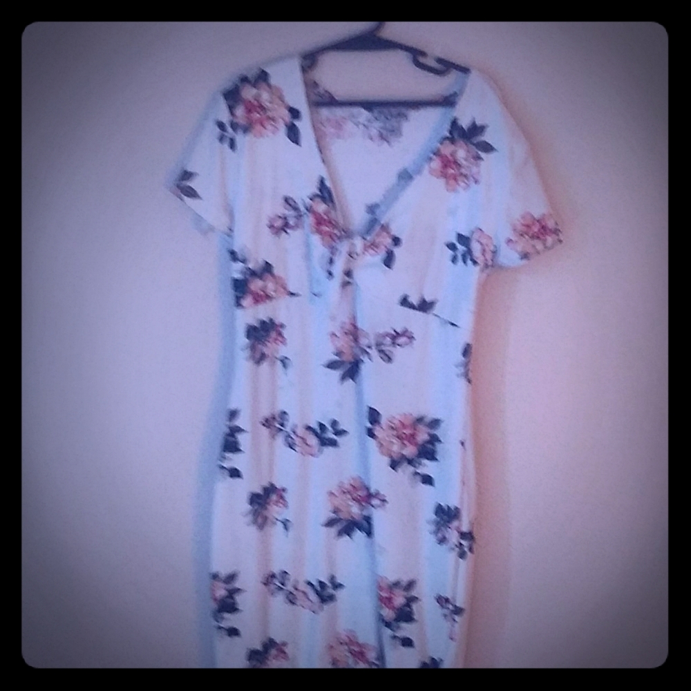 A white 💐 flower dress